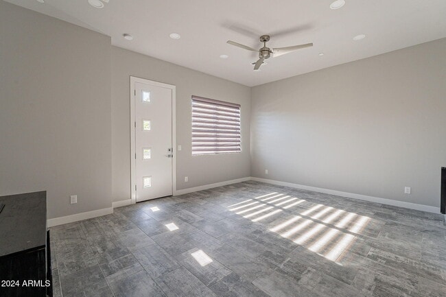 Building Photo - 2645 E Osborn Rd