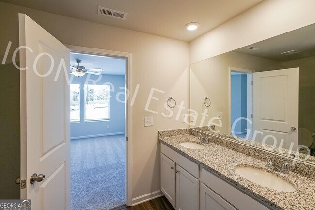 Building Photo - 124 Village Green Dr