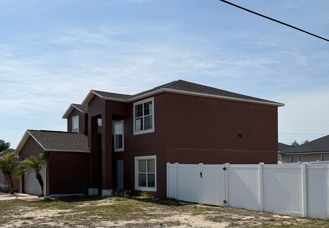 Building Photo - Large 2-Story 4 Bedroom 2.5 Bathroom House w/ Fenced in Yard - For Rent