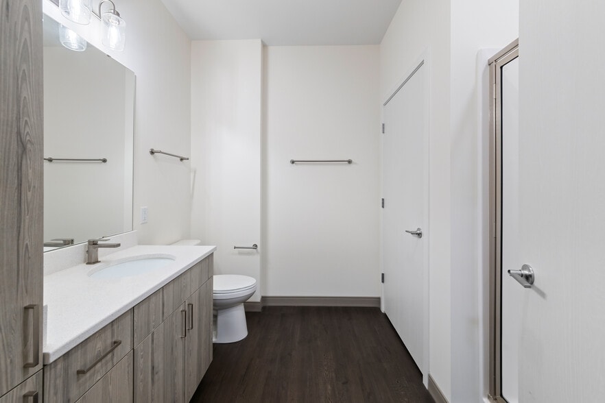 Building Photo - 2420 E Capitol Dr