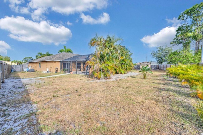 Building Photo - 214 SW Milburn Cir