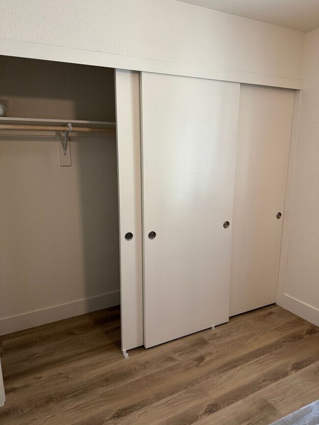 Building Photo - Beautifully Renovated 2 Bedroom Condo - Partially Furnished