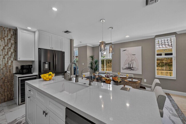 Building Photo - 1215 NE 1st St