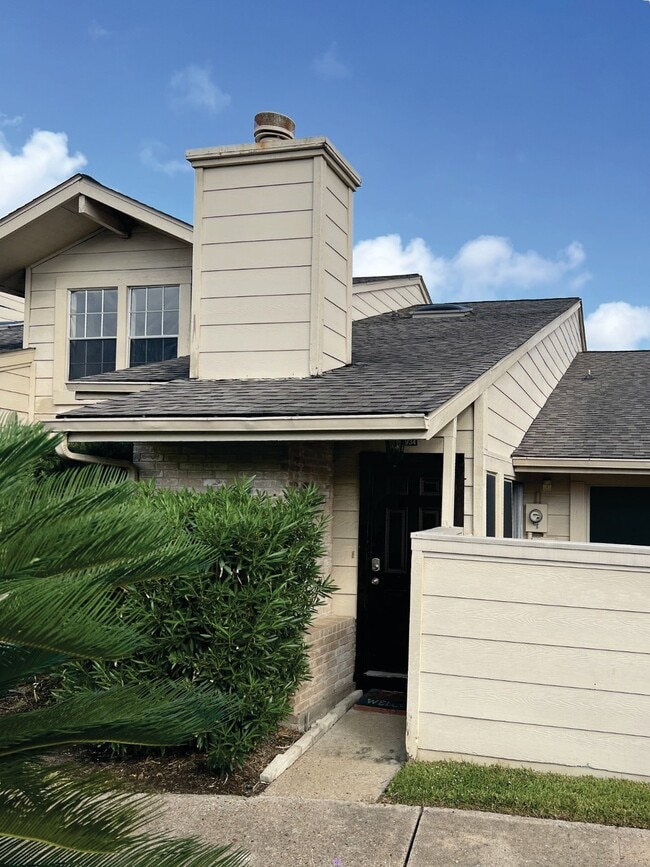 Primary Photo - 13014 Leader St