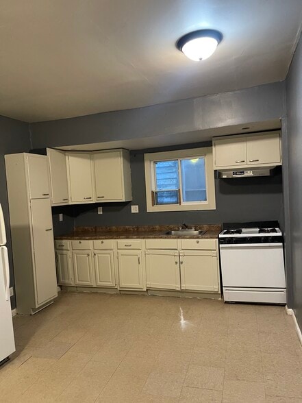 Kitchen - 734 Roberts St