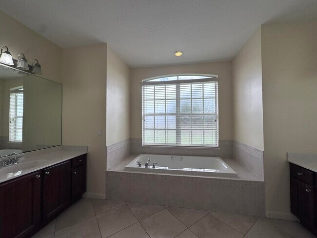 Building Photo - 6025 NW Wolverine Rd