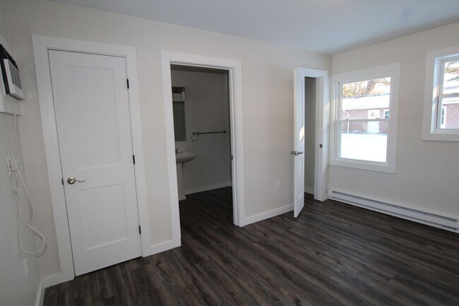 Building Photo - Beautifully remodeled and completed 1 bedroom apartment. FREE MONTH OF RENT!*