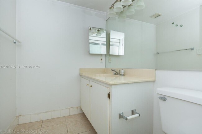 Building Photo - 7601 E Treasure Dr