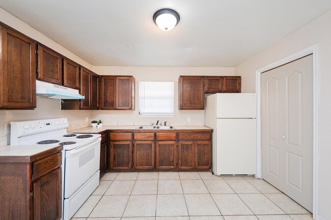 Building Photo - 2220 Santa Cleotilde Ave