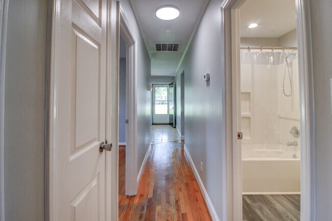 Building Photo - 105 Sandy Ln