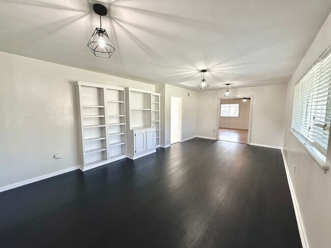 Building Photo - 325 Marilyn Dr