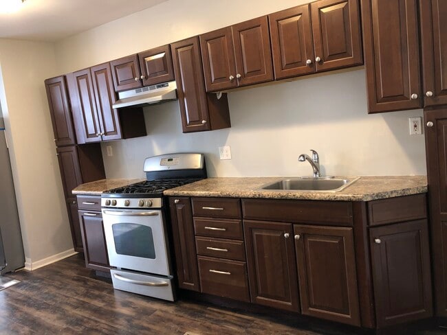 Building Photo - 1014 W 19th St