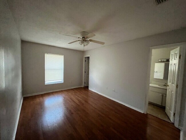 Building Photo - 4/2 home in Silver Spring Shores