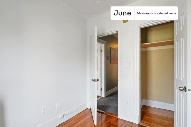 Building Photo - Room in Shared 6 bed/2 bath home