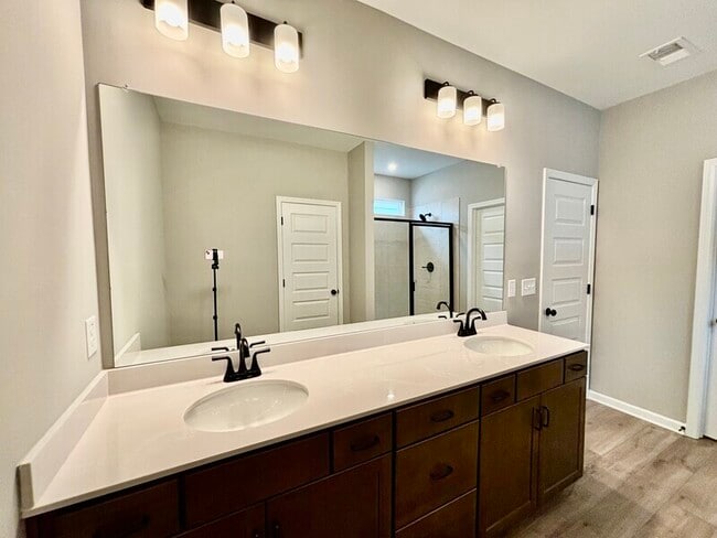 Building Photo - 401 Perth Dr