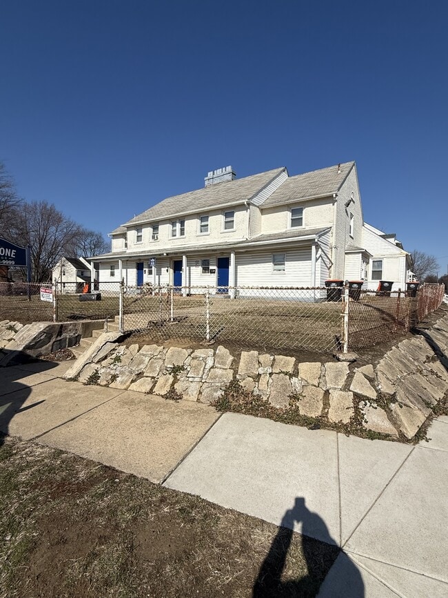 Building Photo - 1104 Pine St