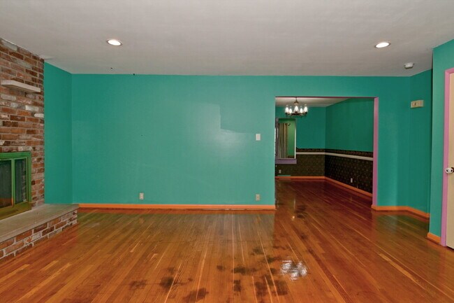 Building Photo - Charming 3-Bedroom Retreat with 2 Full Baths on South Meridian Street – 1516 Sq Ft of Comfort in ...