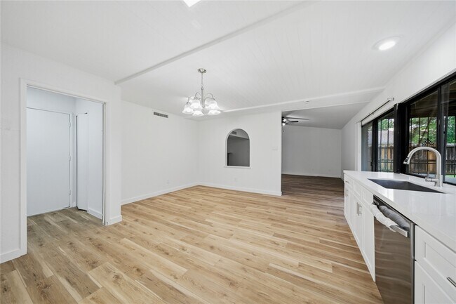 Building Photo - 2126 Quail Valley E Dr