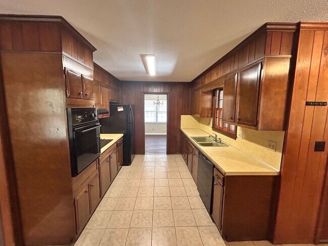 Building Photo - 3 Bedroom, 2 Bathroom Brick Home