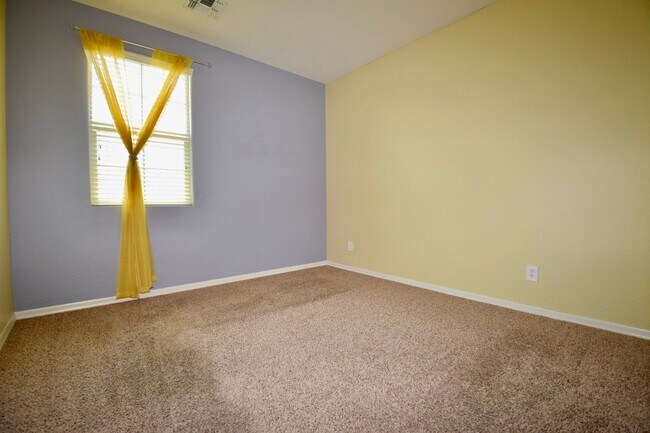 Building Photo - Beautiful 3 bedroom with a loft in Cooley Station!