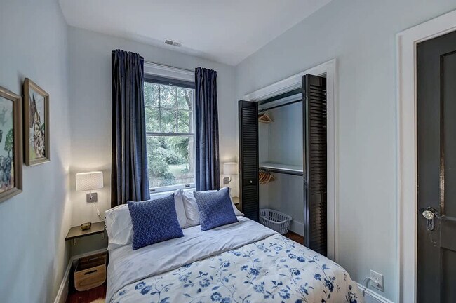 Building Photo - 518 Lamar Ave