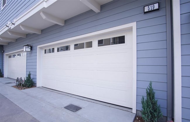 Building Photo - 3-Story Townhome w/ 2 Car Garage in New Co...