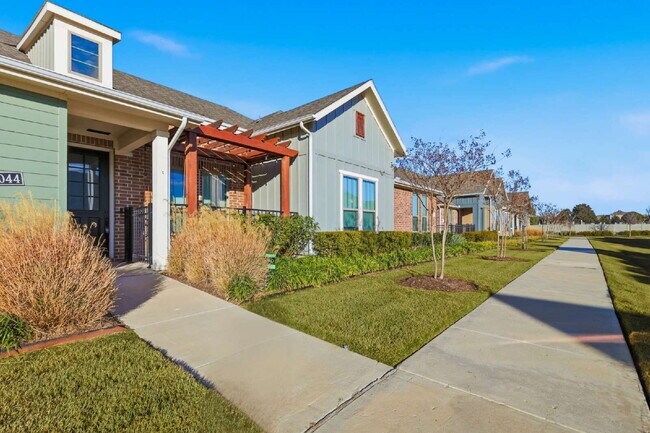 Building Photo - 1332 Square foot townhome in a beautiful community in Argyle, TX ready for lease.