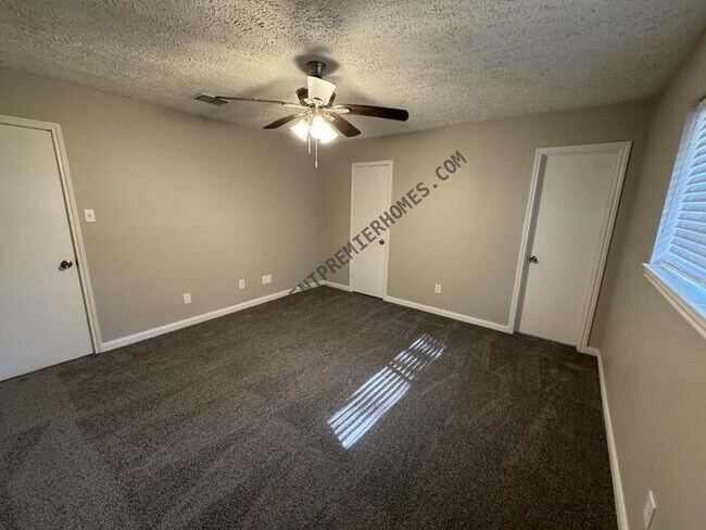 Building Photo - 3214 Three Pines Dr