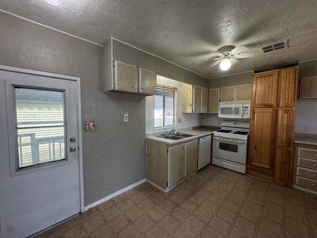 Building Photo - Spacious Rental in Bullhead City