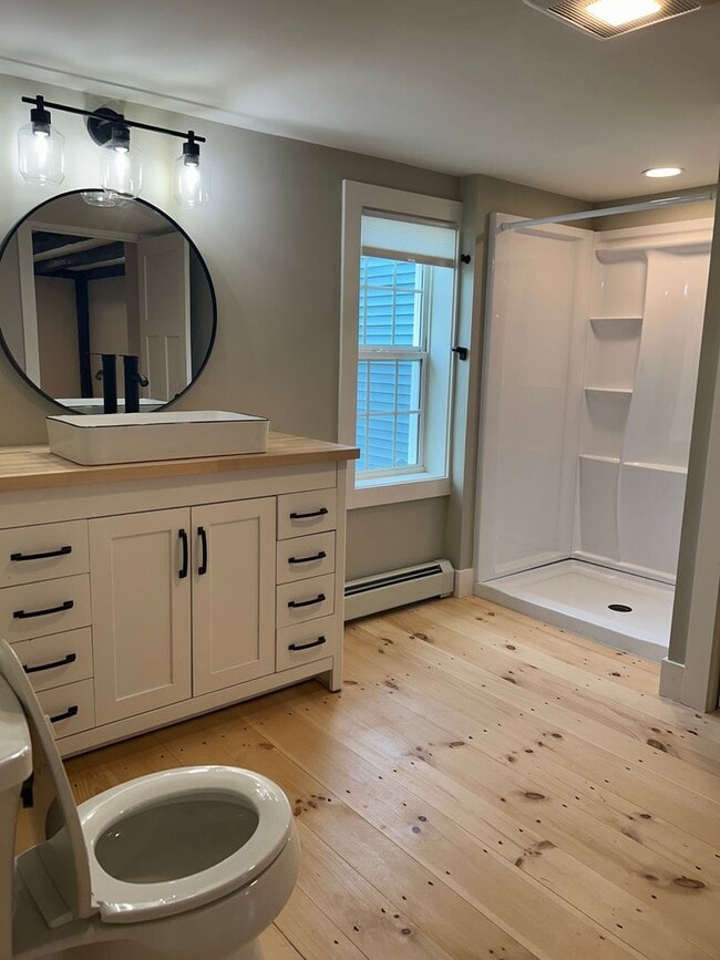 Building Photo - Beautiful renovated 5 bedroom 2.5 bath sin...