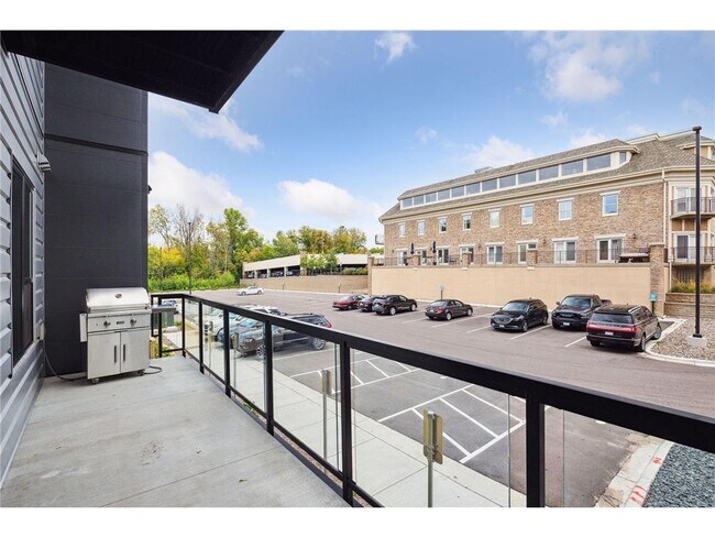 Building Photo - 253 Lake St E