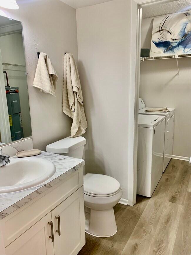 Building Photo - 2558 W Bird St