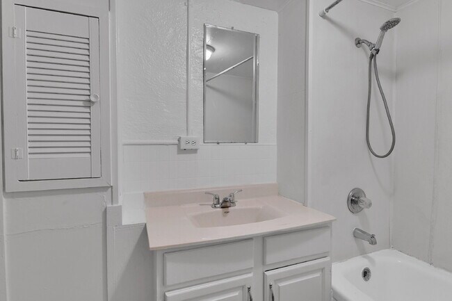 Building Photo - $1,295.00, 1 bed, 1 bath newly renovated basement unit located in Denver.