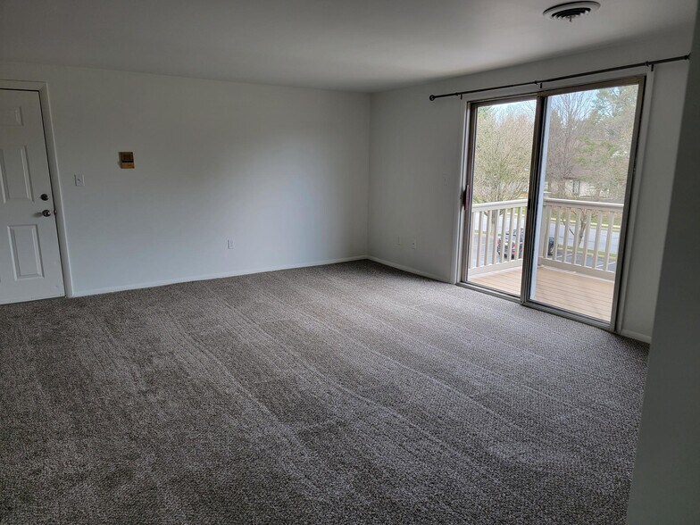 LR patio door to balcony - 1001 Nanroc Dr