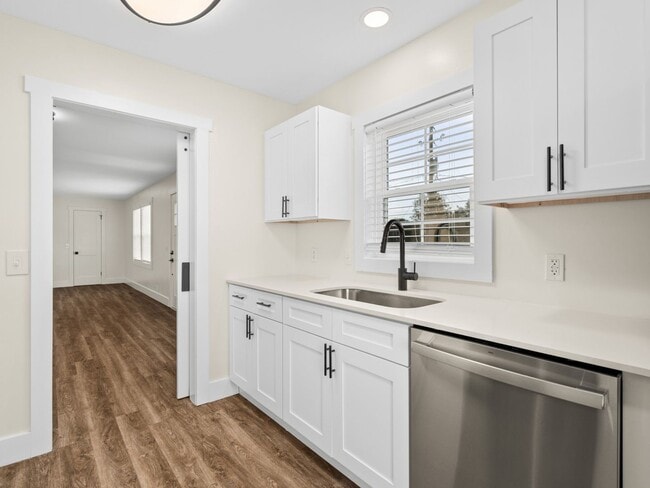 Building Photo - Newly Renovated 2/1.5 Townhome in Nashville