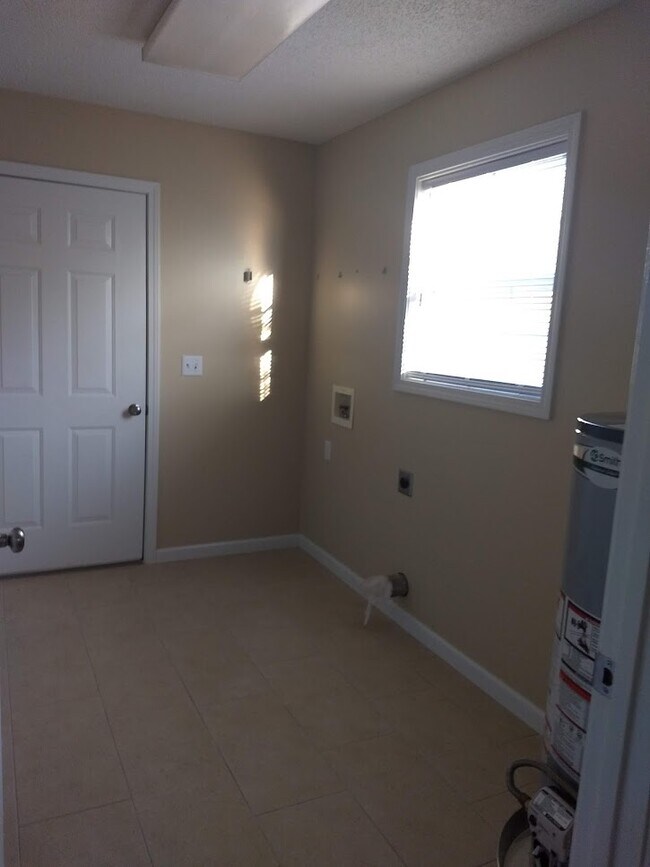 Building Photo - 98 Russell Ln