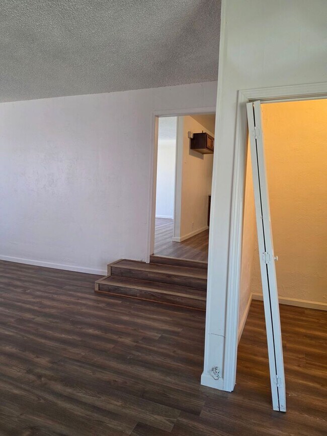 Building Photo - 3 Bedroom 2 Bath