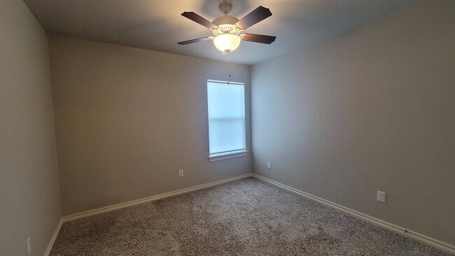 Building Photo - Very Beautiful 4 Bedroom Home in Mustang Schools