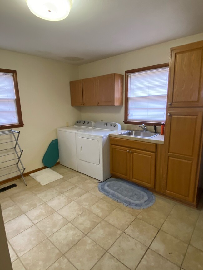 Laundry room - 1145 E Walnut St