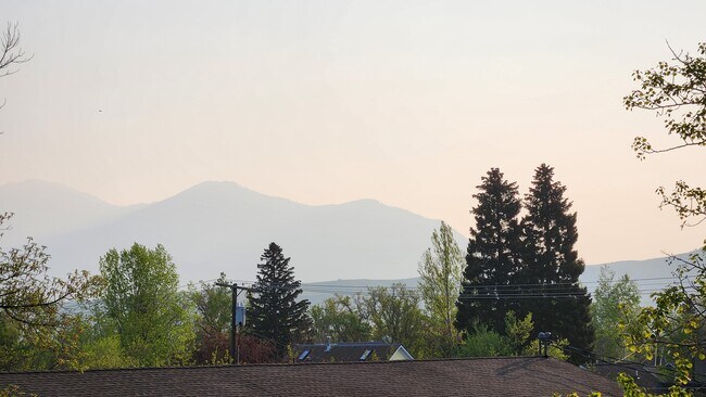 Building Photo - 404 N Rouse Ave