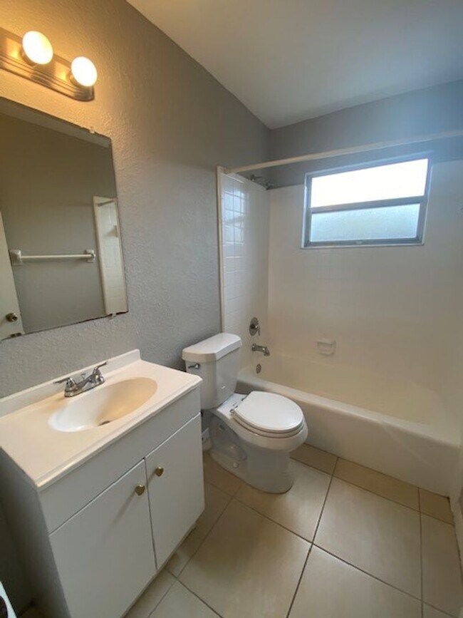 Building Photo - 2 Bedroom 2 Bath Duplex in Historic Downtown Orlando for RENT!