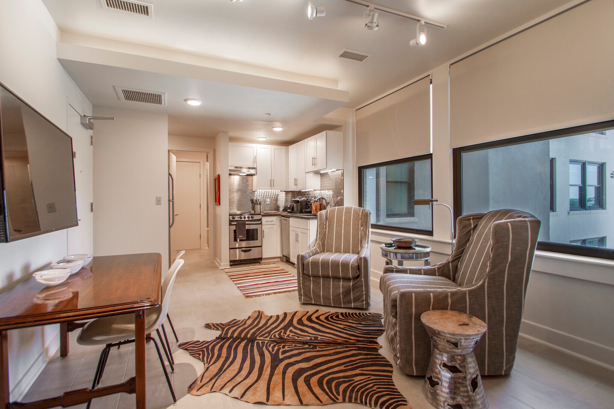 Building Photo - 221 W 2nd St