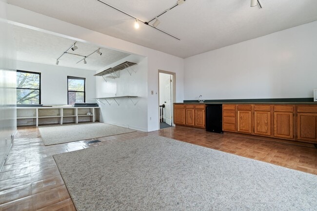 Building Photo - Charming - Manchester Home