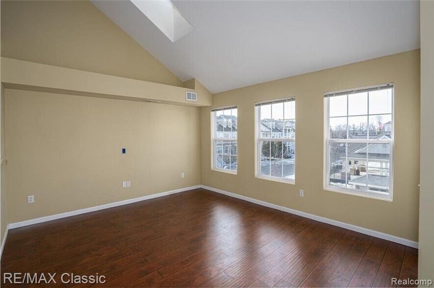 Building Photo - 3072 Schoolhouse