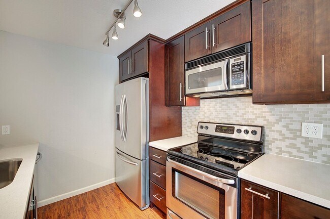 Building Photo - 2Bd/1.75Ba Kirkland Townhouse