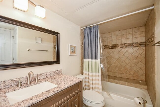 Building Photo - 2832 S Bartell Dr