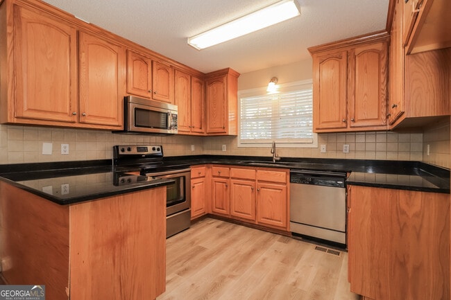 Building Photo - 13 Windrush Dr