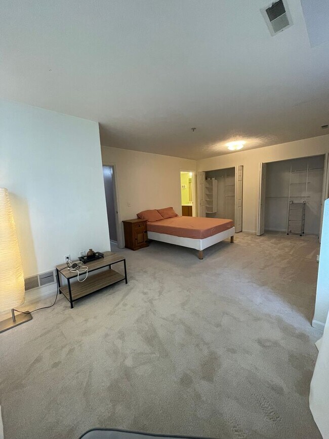 Building Photo - Two Bedroom Condo with an Office – Funished or Unfurnished Available!