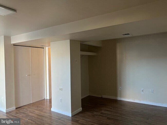 Building Photo - 16 N Pendleton Ct