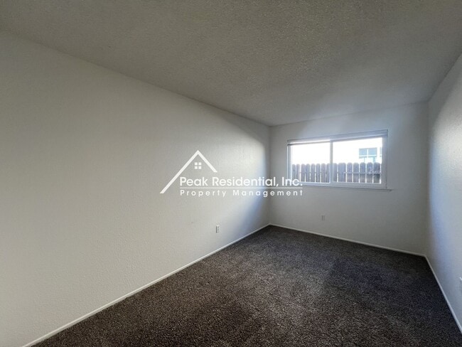 Building Photo - Spacious 4bd/2ba House with 2 Car Garage